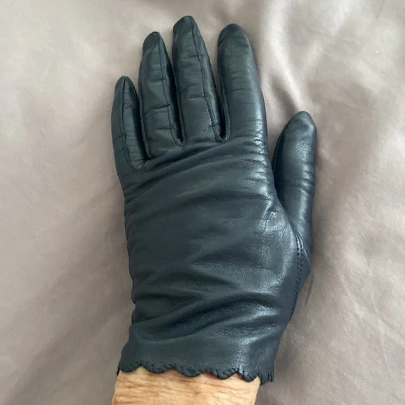 Ladies genuine vintage leather gloves in excellent condition. No rips. - Picture 4 of 6